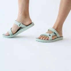 Piper & Scoot Shoes Teva: Universal Slide In Bok Choy