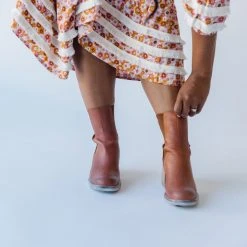 Piper & Scoot Shoes Free People: Essential Chelsea Boot In Whiskey