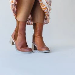 Piper & Scoot Shoes Free People: Essential Chelsea Boot In Whiskey