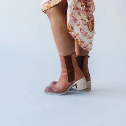 Piper & Scoot Shoes Free People: Essential Chelsea Boot In Whiskey