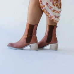 Piper & Scoot Shoes Free People: Essential Chelsea Boot In Whiskey