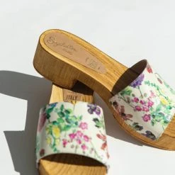 Piper & Scoot Shoes Seychelles: Marine Layer Sandal In Natural Floral