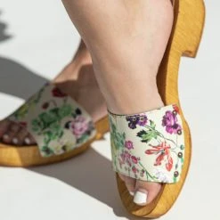 Piper & Scoot Shoes Seychelles: Marine Layer Sandal In Natural Floral