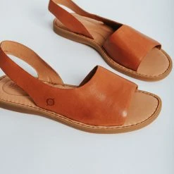 Piper & Scoot Shoes Born: The Inlet Sandal In Tan Clay