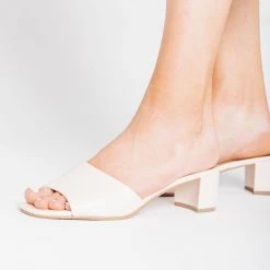 Piper & Scoot Shoes Chinese Laundry: Lana Smooth Heel In Cream