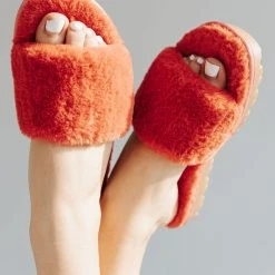 Piper & Scoot Shoes Chinese Laundry: Rally Faux Fur Sandal In Coral